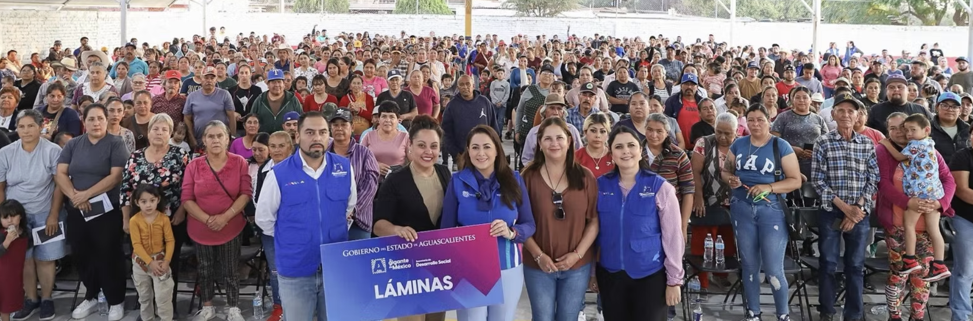 TERE JIMÉNEZ LLEVA MÁS DE MIL APOYOS A FAMILIAS DE EL LLANO PARA QUE PUEDAN MEJORAR SU HOGAR